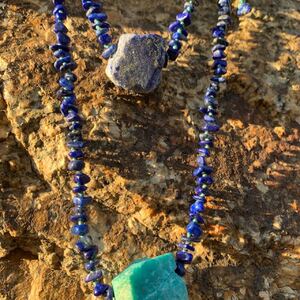 Modele Rock avec lapis-lazuli 💙

Pierre de sérénité, le lapis-lazuli aide à éliminer le stress, l’anxiété et toutes les pensées négatives qui ruminent dans votre esprit. Tout en douceur, elle vous aide à surmonter la peur, la fatigue et les phases de tristesse.
Le lapis-lazuli apporte un soulagement considérable pour les maux de tête,lutte également contre les troubles du sommeil et les sensations de vertige.Le lapis-lazuli facilite la respiration ✨✨✨

#lithotherapie #lapislazuli #vanessasimon #faitalamain #pierrepuissante #turquoise #bijoux